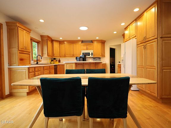 5th image of 2121 8th St SE
