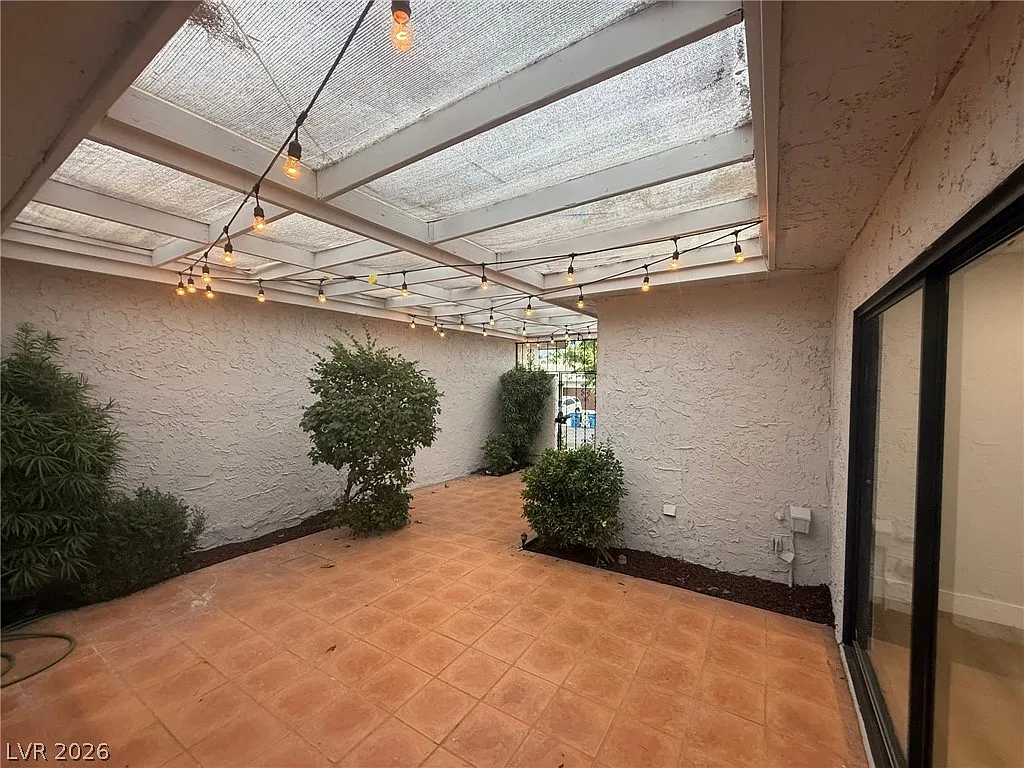 3 bed, 2.0 bath, 1700 sqft, $2,200 — Photo 4