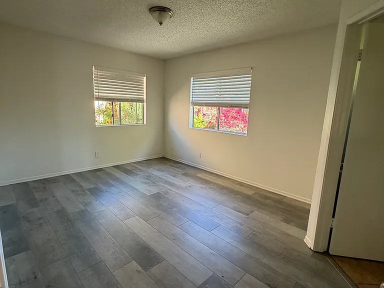1447 E Windsor Rd #4 — Photo 12