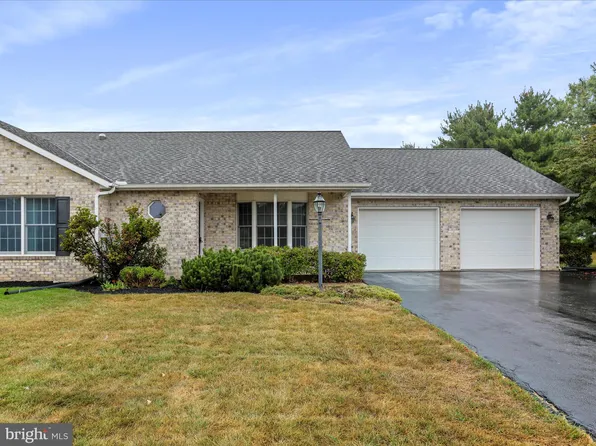 3215 Saint Andrews Dr, Chambersburg, PA 17202