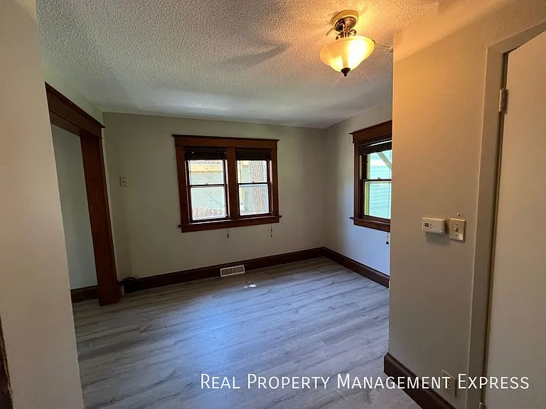 925 N Blauvelt Ave — Photo 8