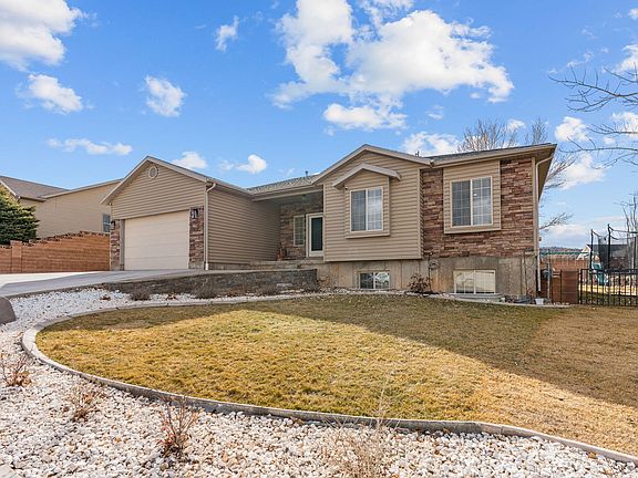 2nd image of 892 E Nichols Canyon Rd