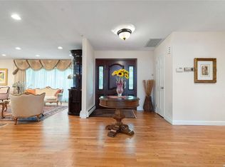 155 Elm Dr, Roslyn, NY 11576