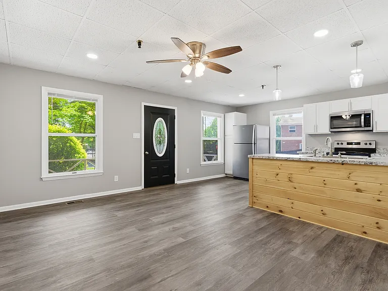 1725 Henry Ave #101 — Photo 3