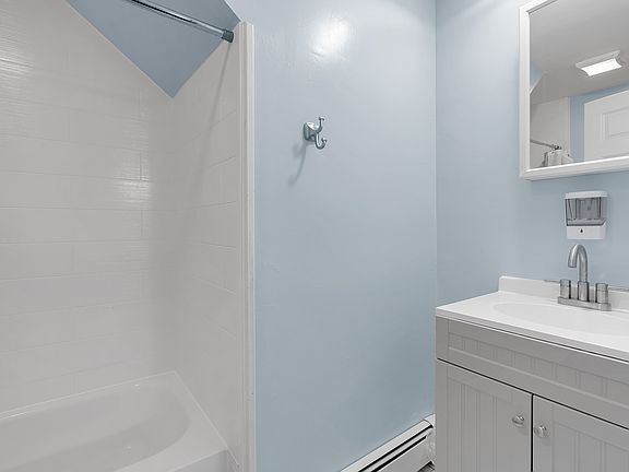 5th image of 144 Cottage St #1