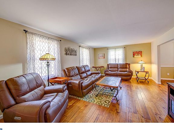 3rd image of 3032 Maple Shade Ln