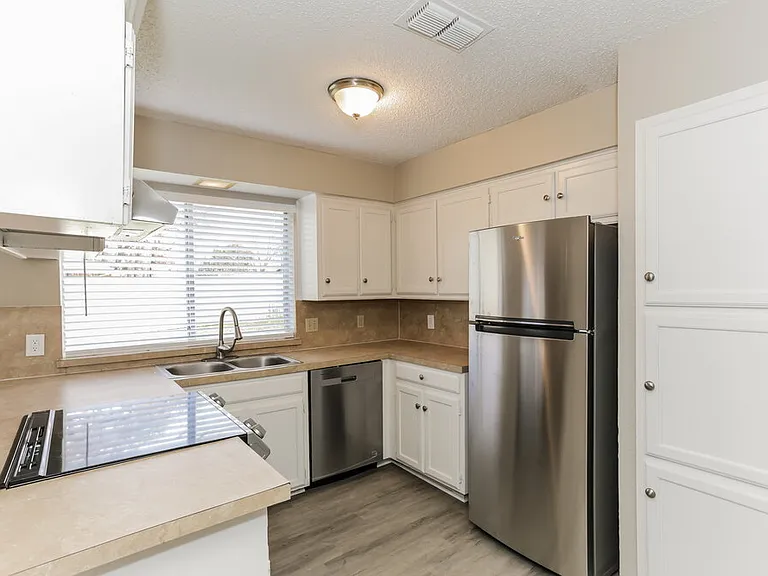 2727 Lucas Dr — Photo 7