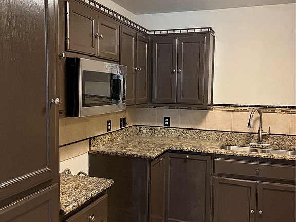 4th image of 2025 Lyle Ave