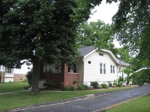 508 N 1st St, Fairfield, IL 62837