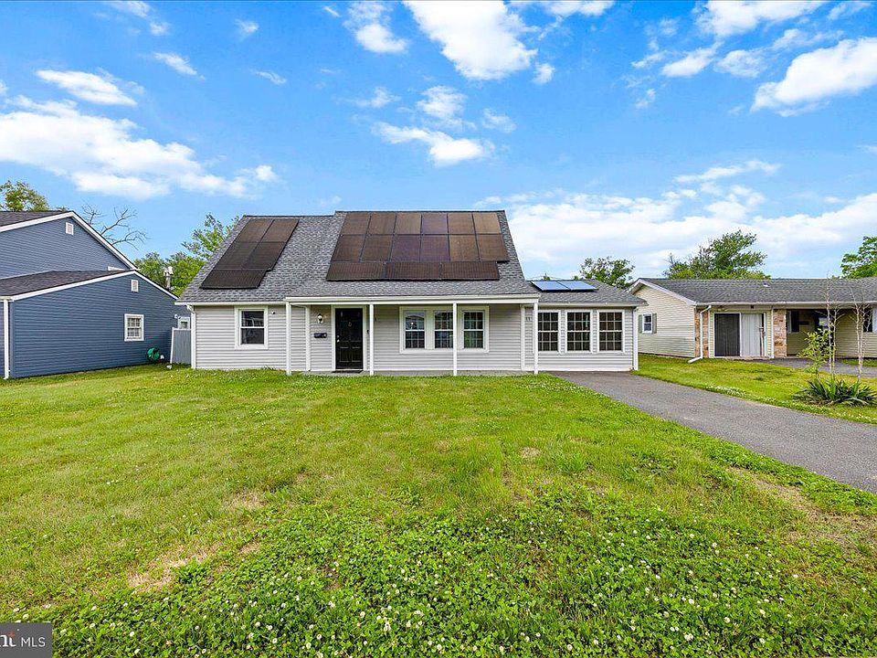 1st image of 11 Hampton Ln