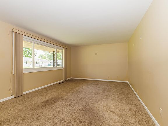 5th image of 3904 S Maple Ln