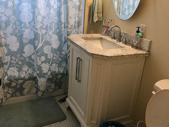tasteful bathroom with Pottery Barn looking fixtures.
