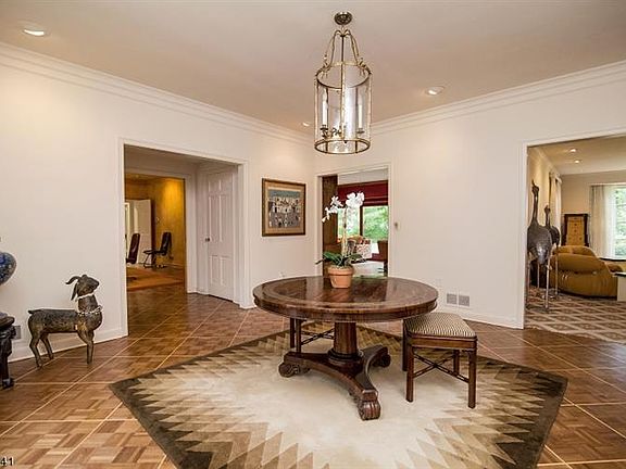 5th image of 224 Crest Wood Dr