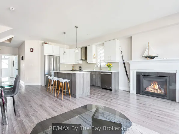 112 Sycamore St, The Blue Mountains, ON L9Y 4E2