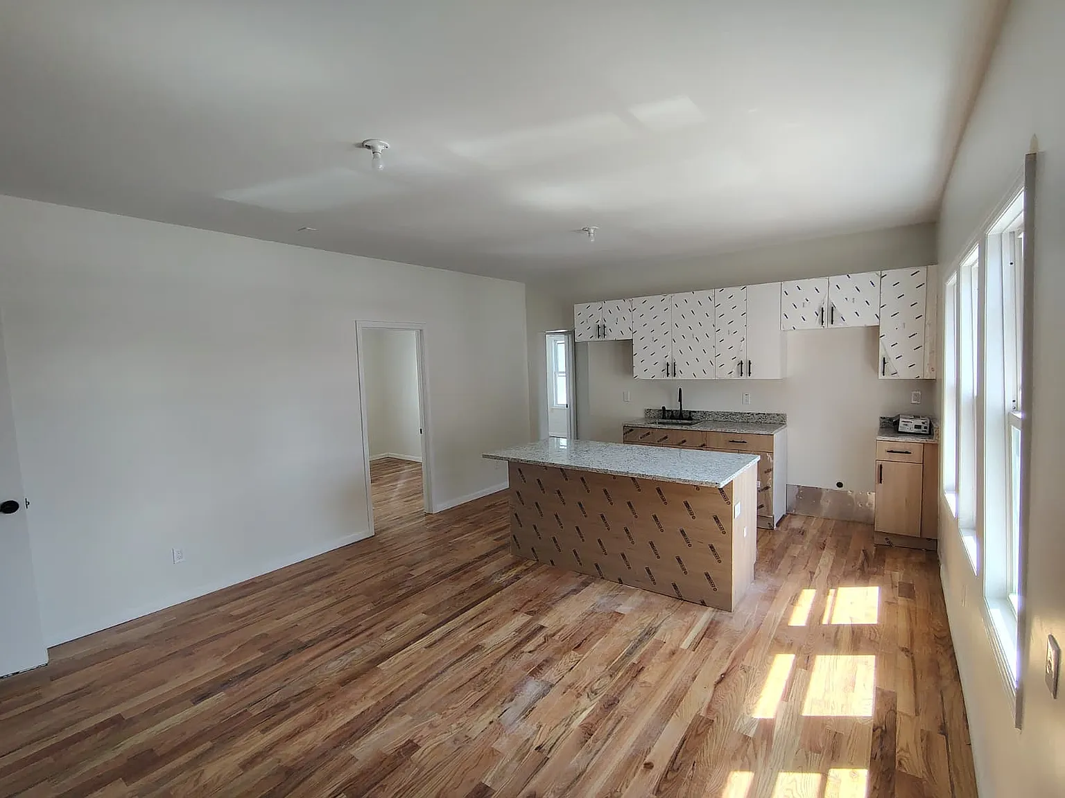3 bed, 780 sqft, $1,900 — Photo 4