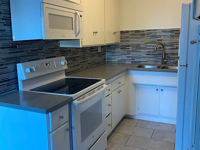 504 Avenue G — Photo 4