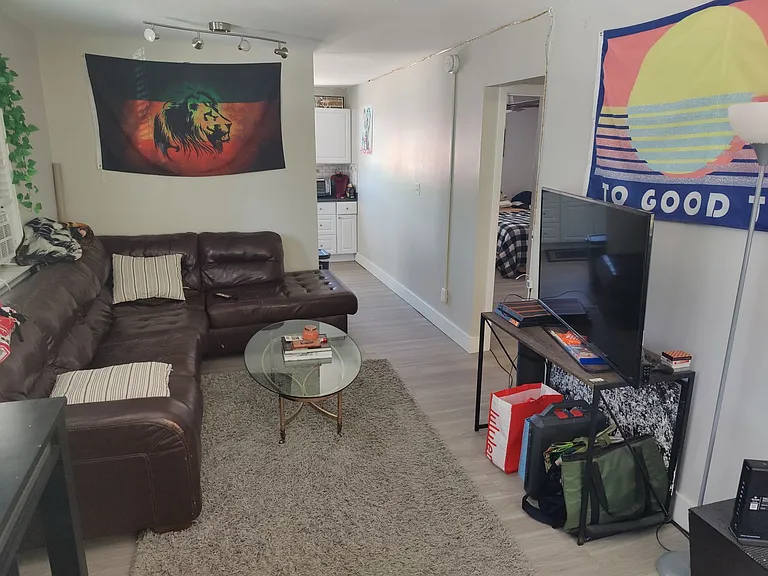 2401 Walnut St #4 — Photo 4