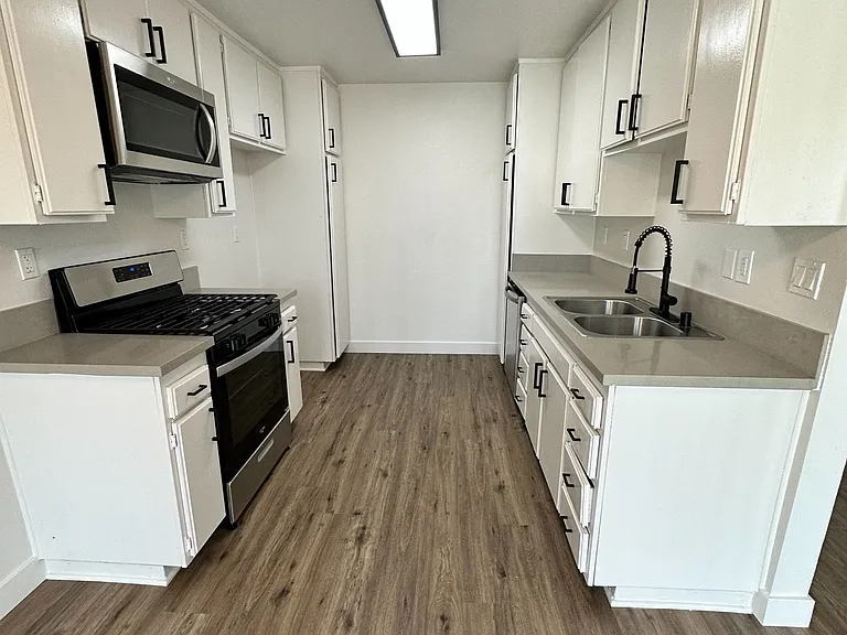18225 Kingsdale Ave — Photo 1
