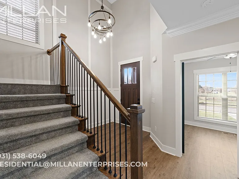 1065 Veridian Dr — Photo 2