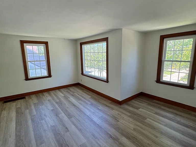 120 Victoria Blvd — Photo 8