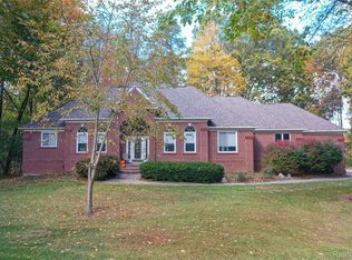 5812 Pine Breeze Dr, Clarkston, MI 48346