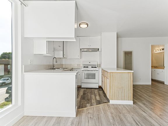 2nd image of 14143 Gilmore St APT 5