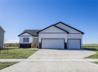 880 11th St, Waukee, IA 50263