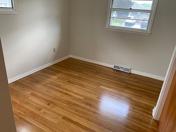 5th image of 25 Royal Brook Ln