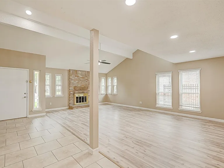 2302 Brook View Ln — Photo 4