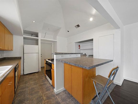 4th image of 617 E 12th 1/2 St