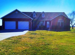 5186 Live Oak Dr, Smithton, IL 62285