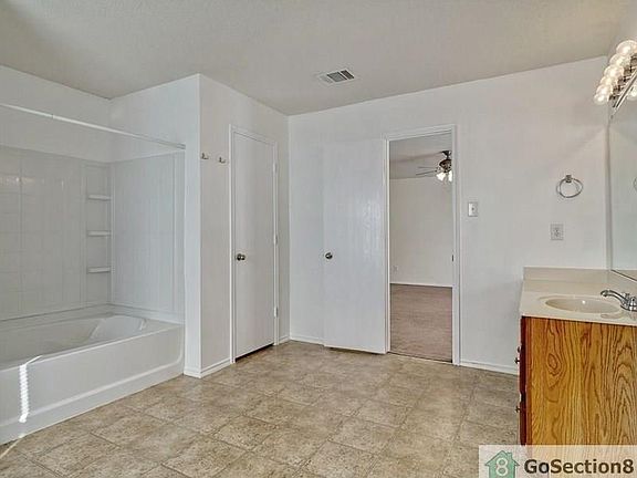 5th image of 4804 Trail Hollow Dr