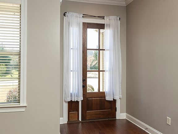 3rd image of 107 Westbury Cir