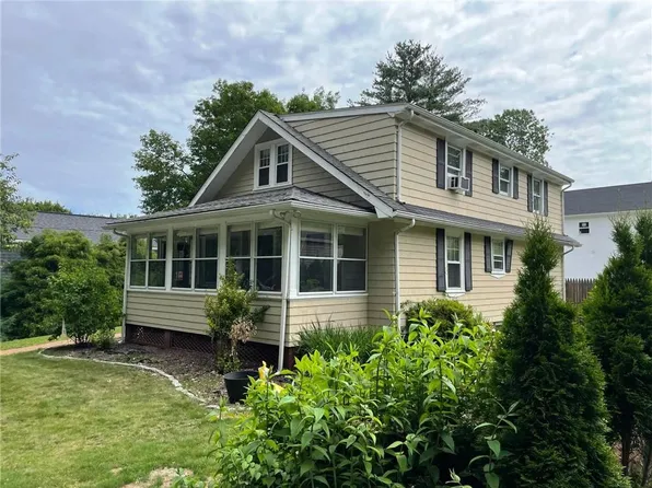 6 Vernon St, Smithfield, RI 02828