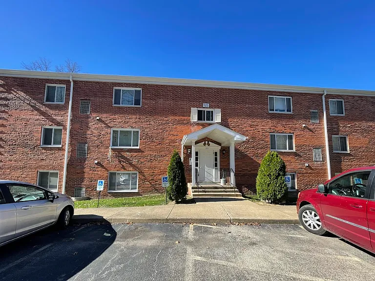 Oak Creek Apartments — Photo 1