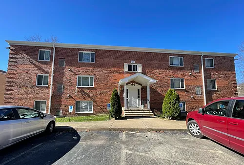 Oak Creek Apartments Photo 1