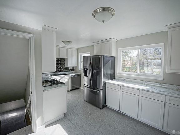 4th image of 416 Early Dr W