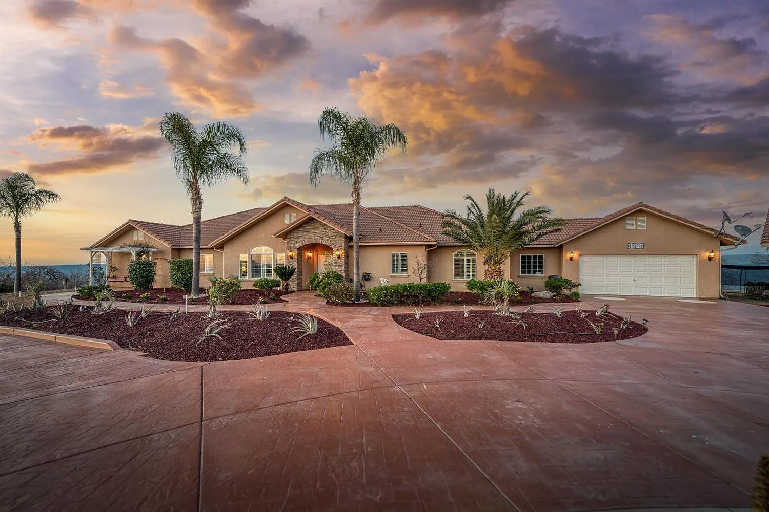 42555 Red Top Mountain Ct photo 1