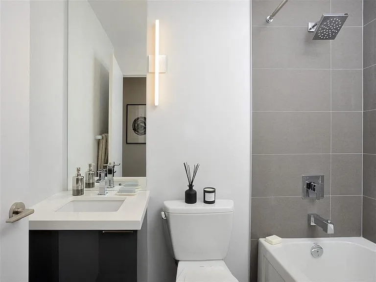 15 Roehampton Ave — Photo 15
