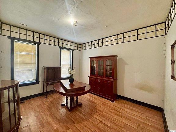 4th image of 608 Adams St