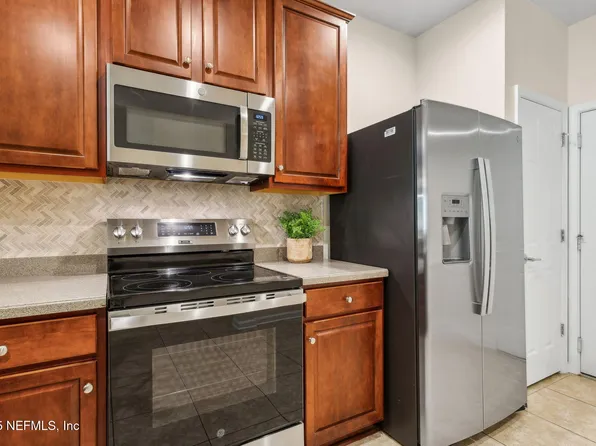 7023 ROUNDLEAF Drive, Jacksonville, FL 32258