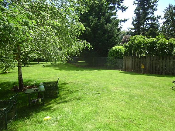 5th image of 604 NE Pinebrook Ave