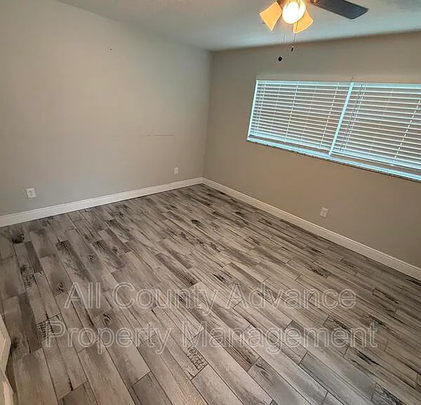 2320 Surrey Ln — Photo 14
