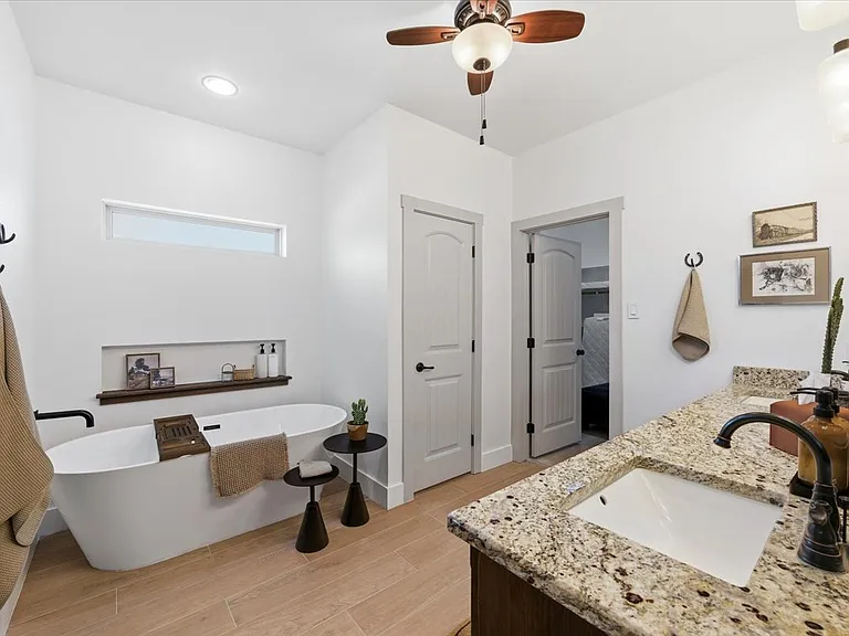 570 S Point Ct — Photo 8