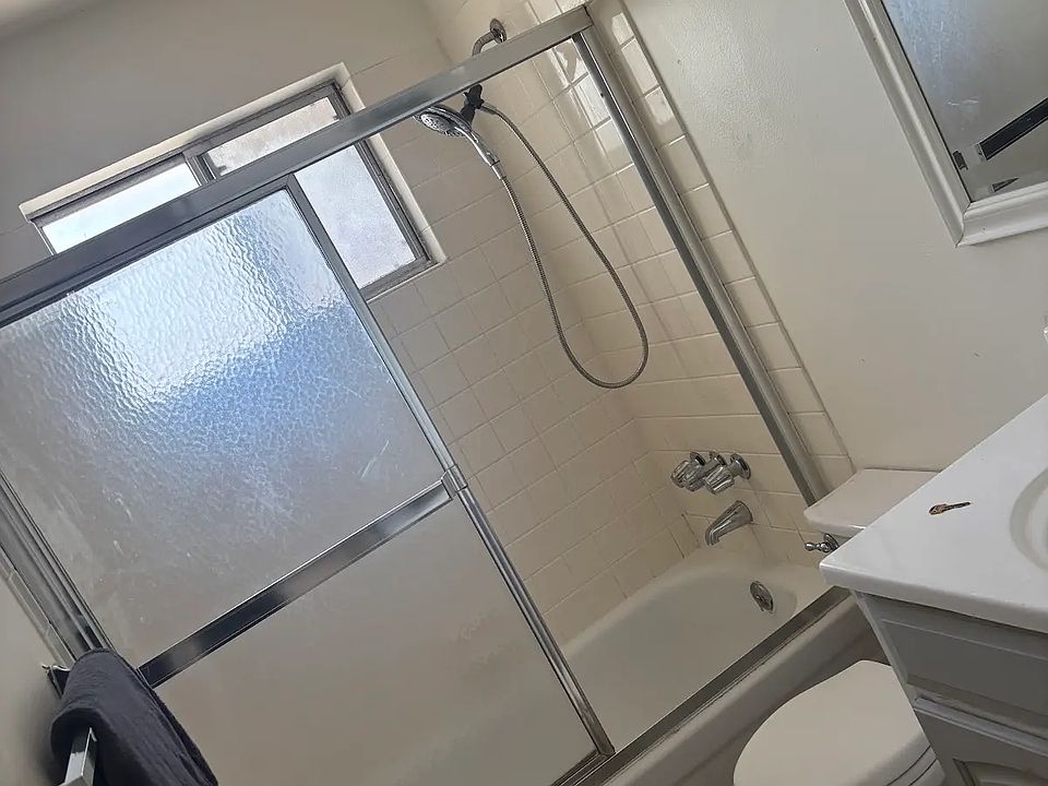 1st image of 1930 Duxburry Ln APT 4