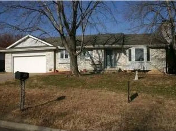 1402 W Willow Ln, Haysville, KS 67060