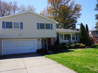 66 Lincolnshire Dr, Lockport, NY 14094