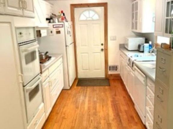 2nd image of 10 Derwood Cir