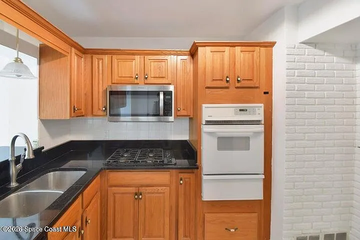 102 1st St — Photo 5