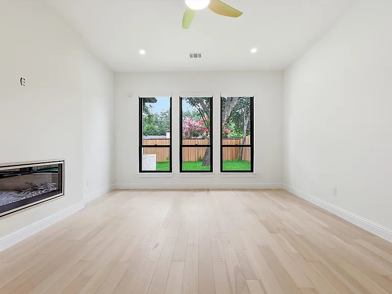 3135 Walnut Hill Ln — Photo 16